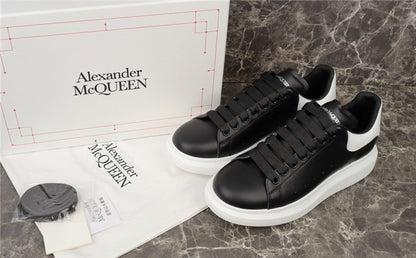 ALEXANDER MCQUEEN NERE CON RETRO E SUOLA BIANCA